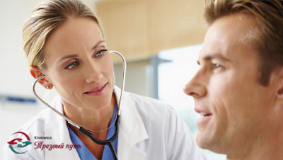 Врач слушает пациента